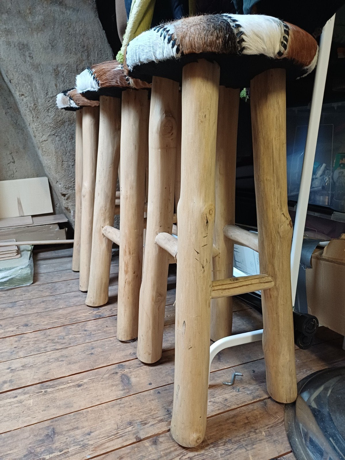 Set van 3 (bar) krukken met koeienhuid zitting, Ophalen, 60 tot 90 cm, Hout, Gebruikt
