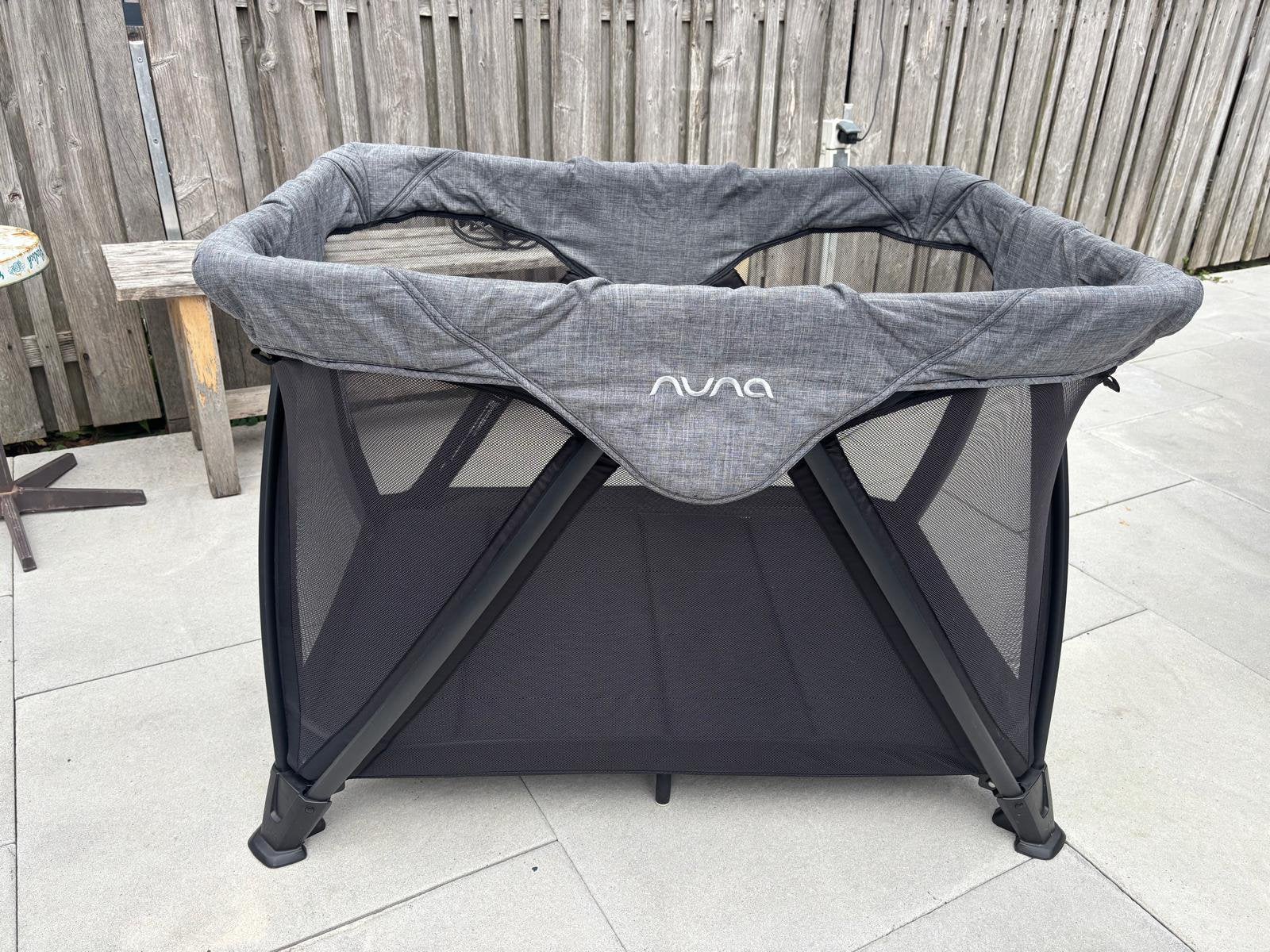 Campingbed/reisbed Nuna MOET WEG, Ophalen, Zo goed als nieuw