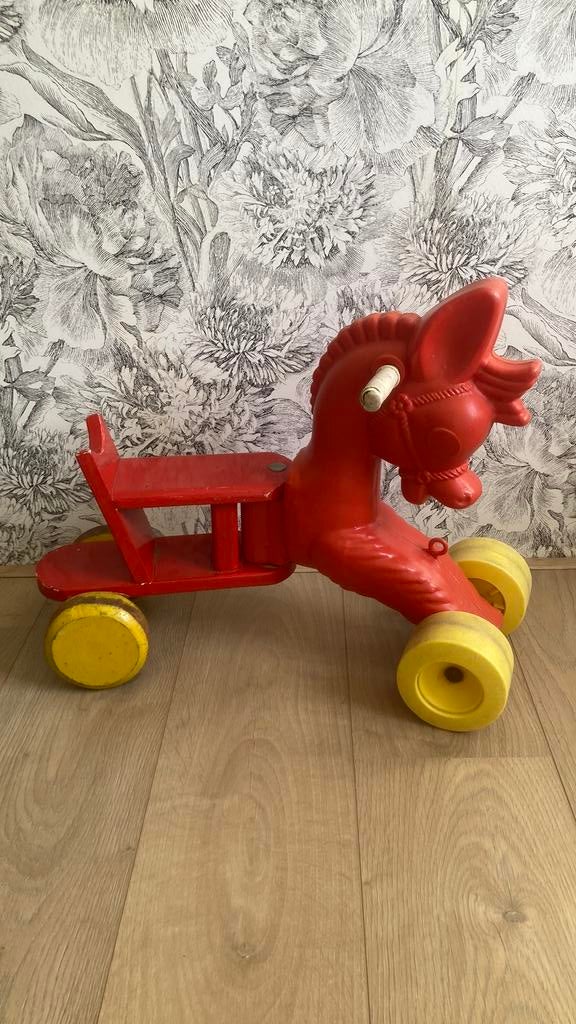 Vintage rij paard plastic en hout rood, Kinderen en Baby's, Speelgoed | Buiten | Voertuigen en Loopfietsen, Ophalen, Zo goed als nieuw