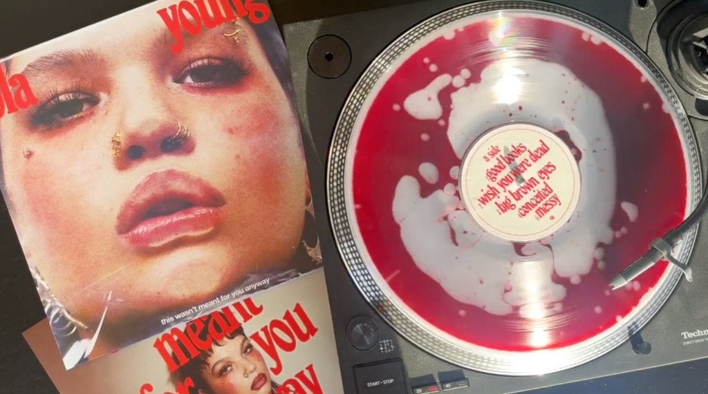 Vinyl LP Lola Young This Wasnt BLOODRED LIQUID FILLED NIEUW, LP, Pop, Ophalen of Verzenden, Colored vinyl