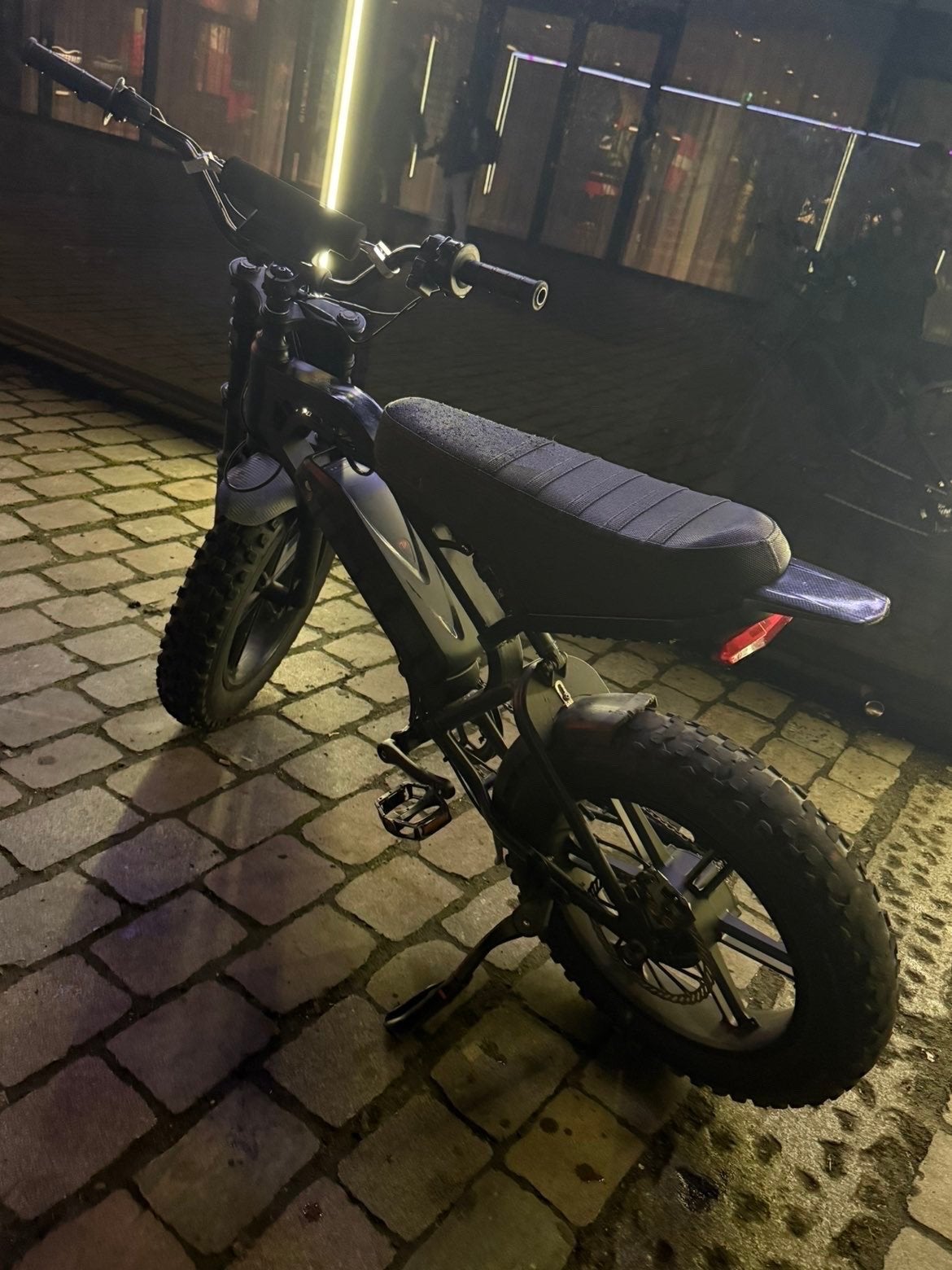Custom V20 E-bike - Krachtige en stijlvolle Fatbike, Gebruikt, Minder dan 47 cm, 30 tot 50 km per accu, Ophalen