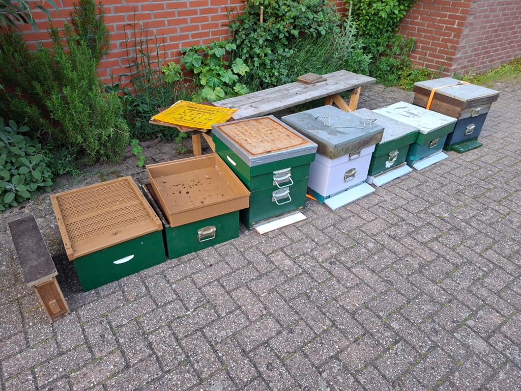 Bijenkasten,  spaarkasten., Bijen