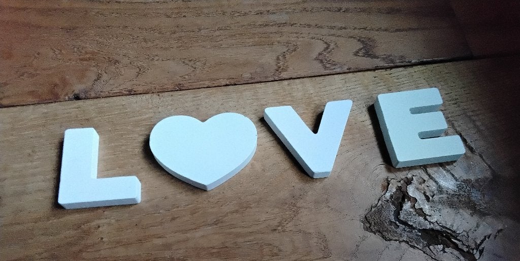 Woord lve met houten losse letters en een hart - love, Gebruikt, 7 cm, Ophalen of Verzenden, Letters en cijfers
