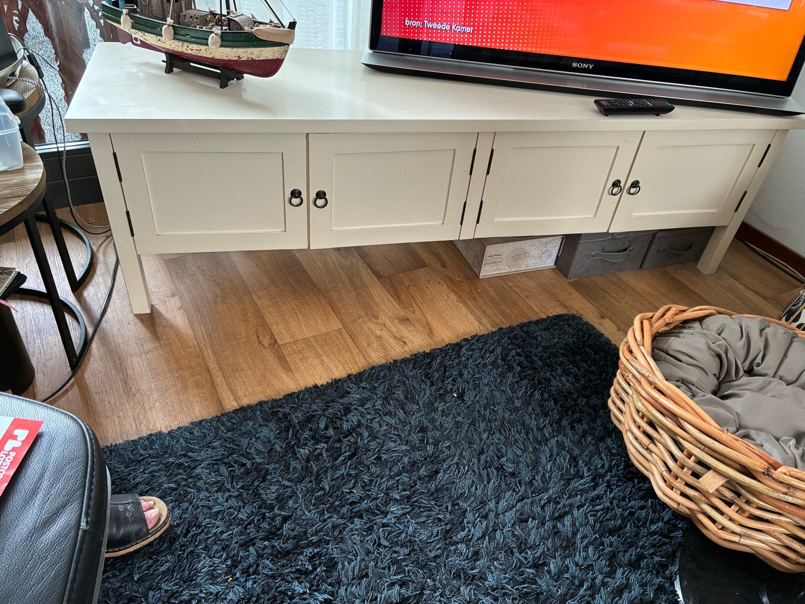 Crèmekleurig / wit TV-meubel met 4 deurtjes, Gebruikt, 100 tot 150 cm, Ophalen of Verzenden, Minder dan 100 cm