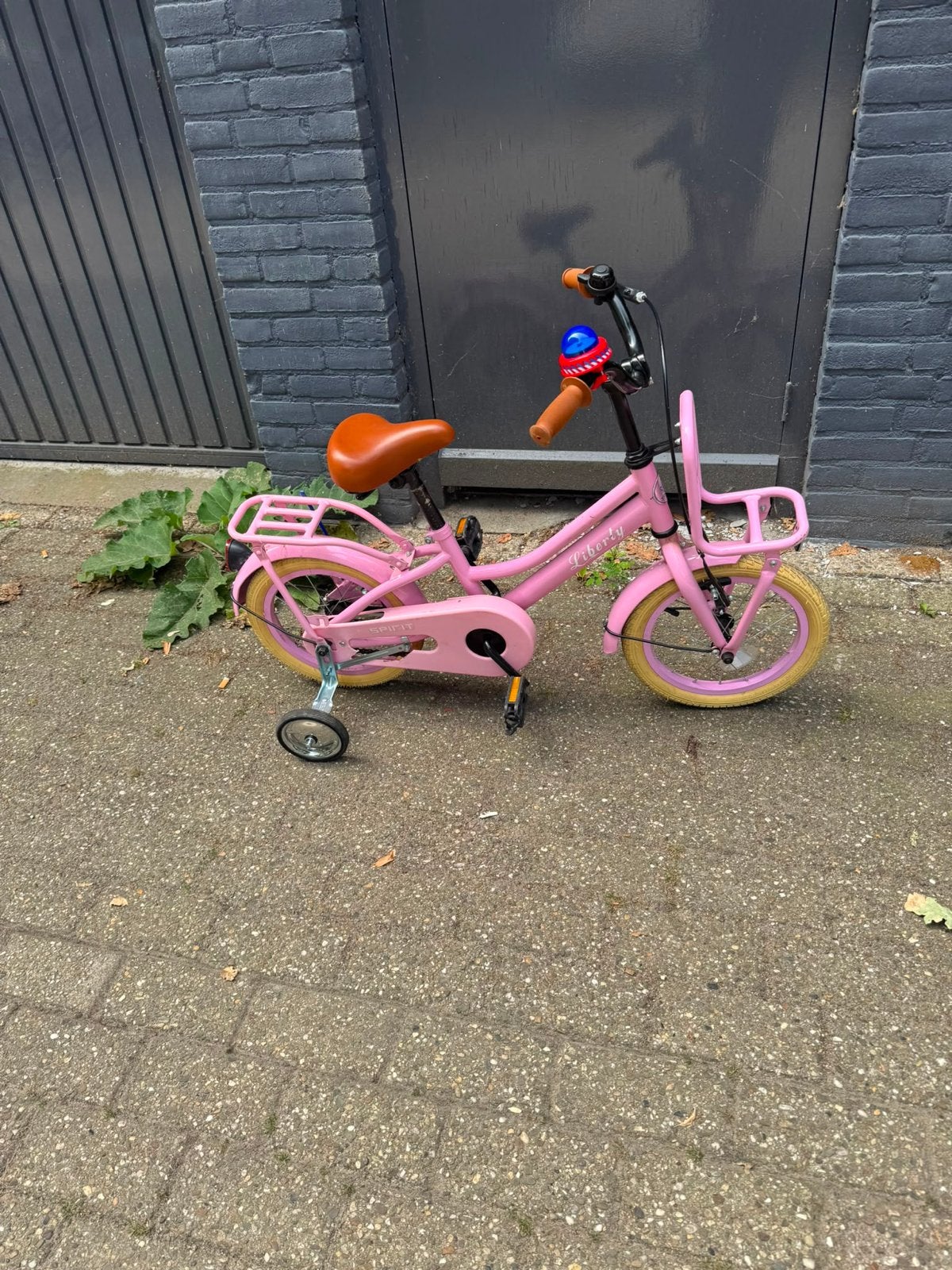 Roze kinderfiets met zijwieltjes en mandje, Terugtraprem, Zijwieltjes, Gebruikt, Ophalen of Verzenden