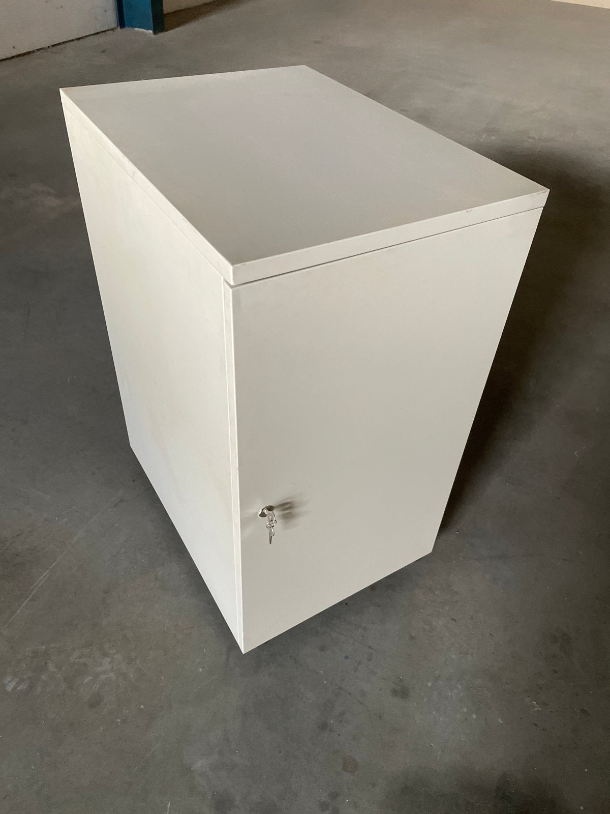 metalen kast met slot en wieltjes 50 x 67 x 95, Ophalen, Gebruikt