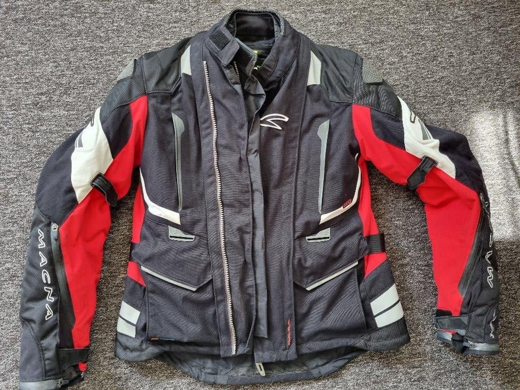 Te koop Macna Geo 2 all seasons motorjas maat L, Ophalen, Jas | textiel, Heren, Tweedehands