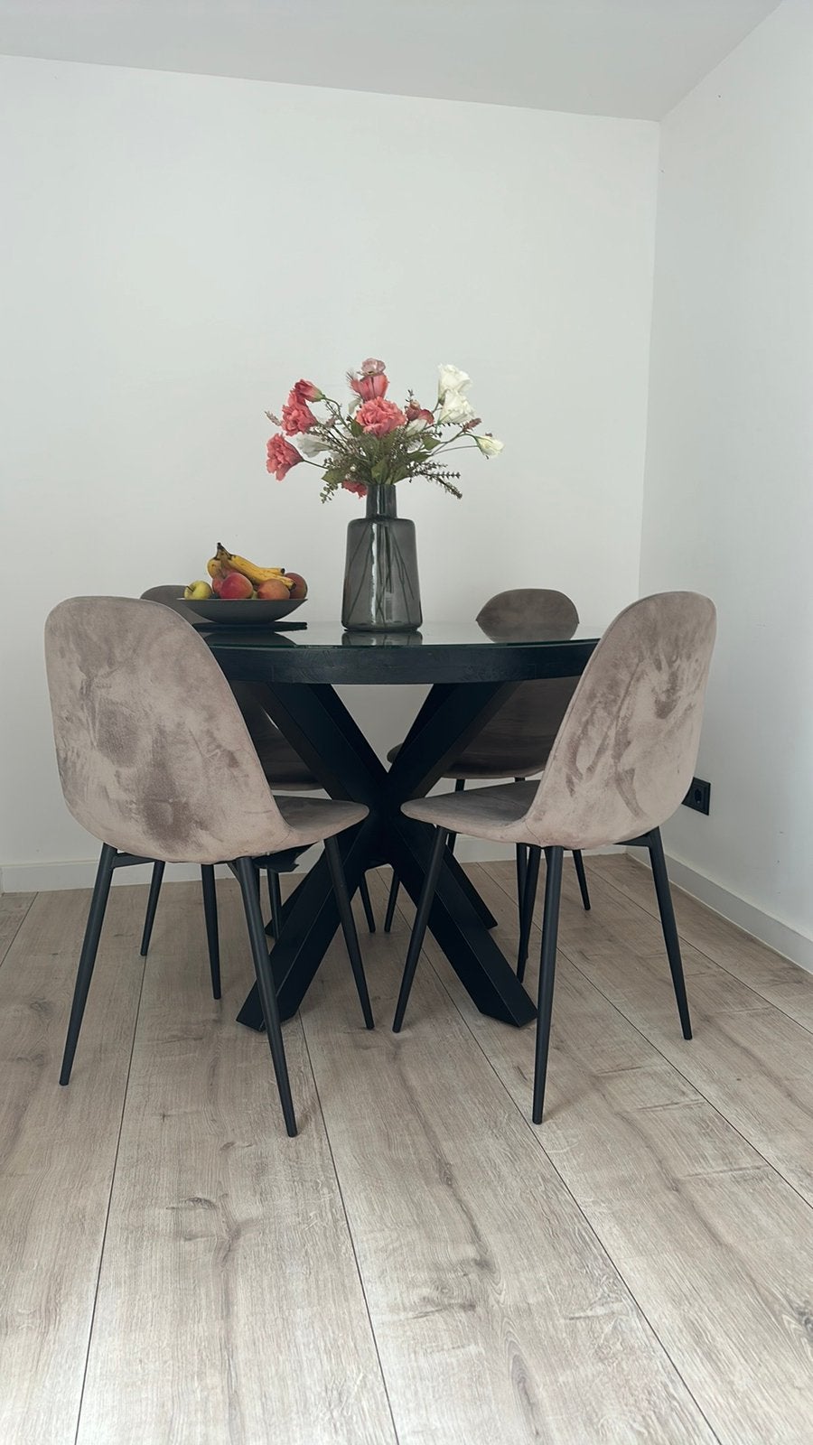 Zwarte ronde mango houten tafel met ijzere x poten., Huis en Inrichting, Ophalen, Zo goed als nieuw
