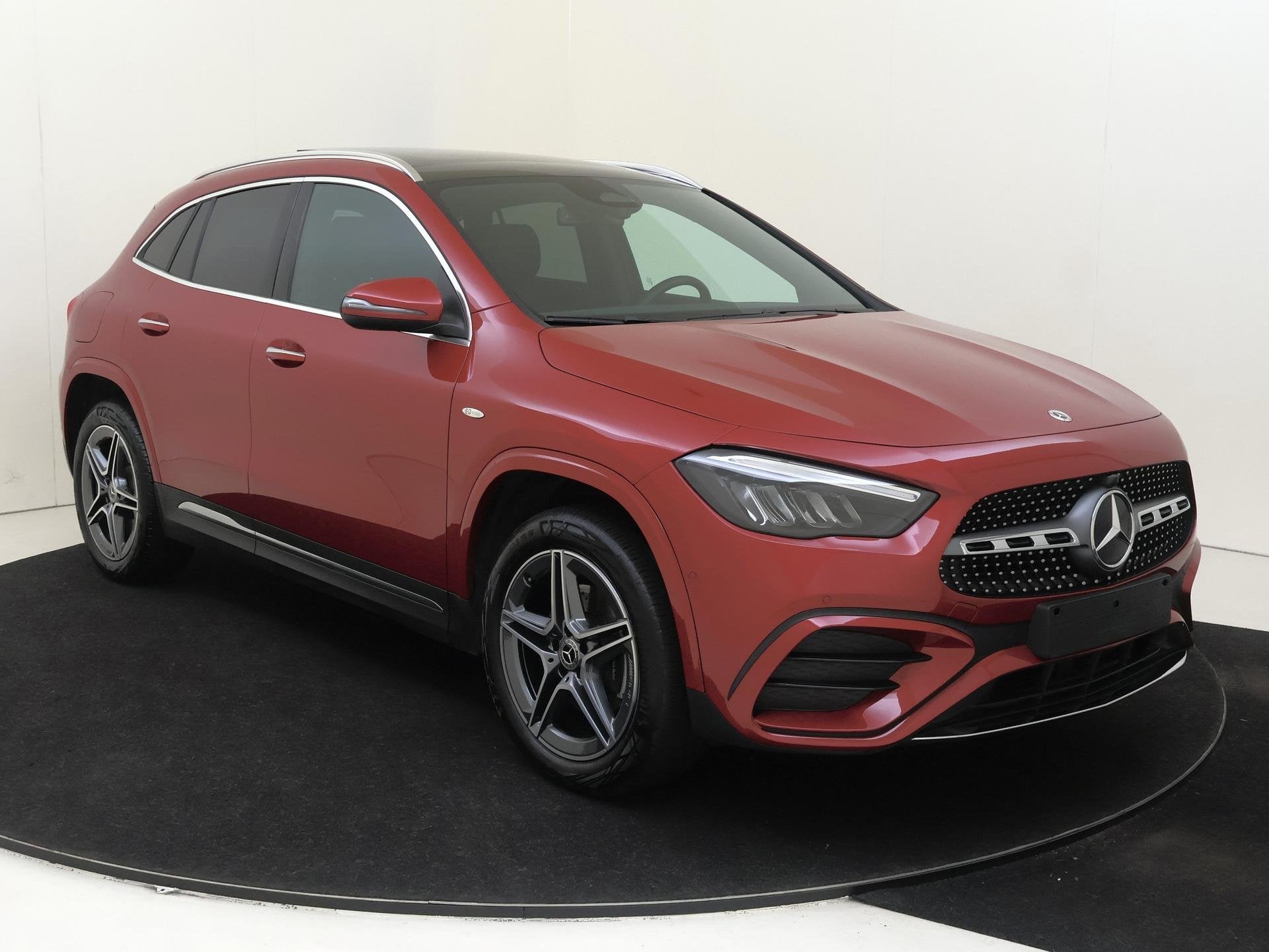 Mercedes-Benz GLA-klasse 250 e AMG Line / Panoramadak / Stoe, Auto's, Mercedes-Benz, 4 cilinders, 16 kWh, Leder en Stof, 163 pk