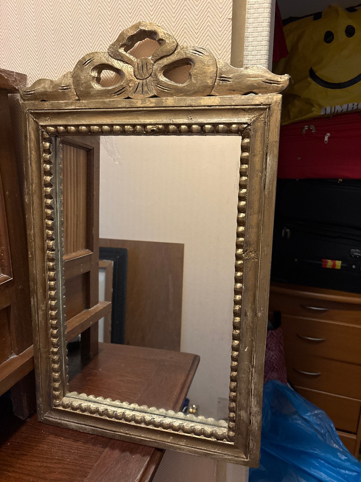 Antieke spiegel met gouden lijst en strikdecoratie, Antiek en Kunst, Ophalen, Rechthoekig, Minder dan 50 cm, Minder dan 100 cm