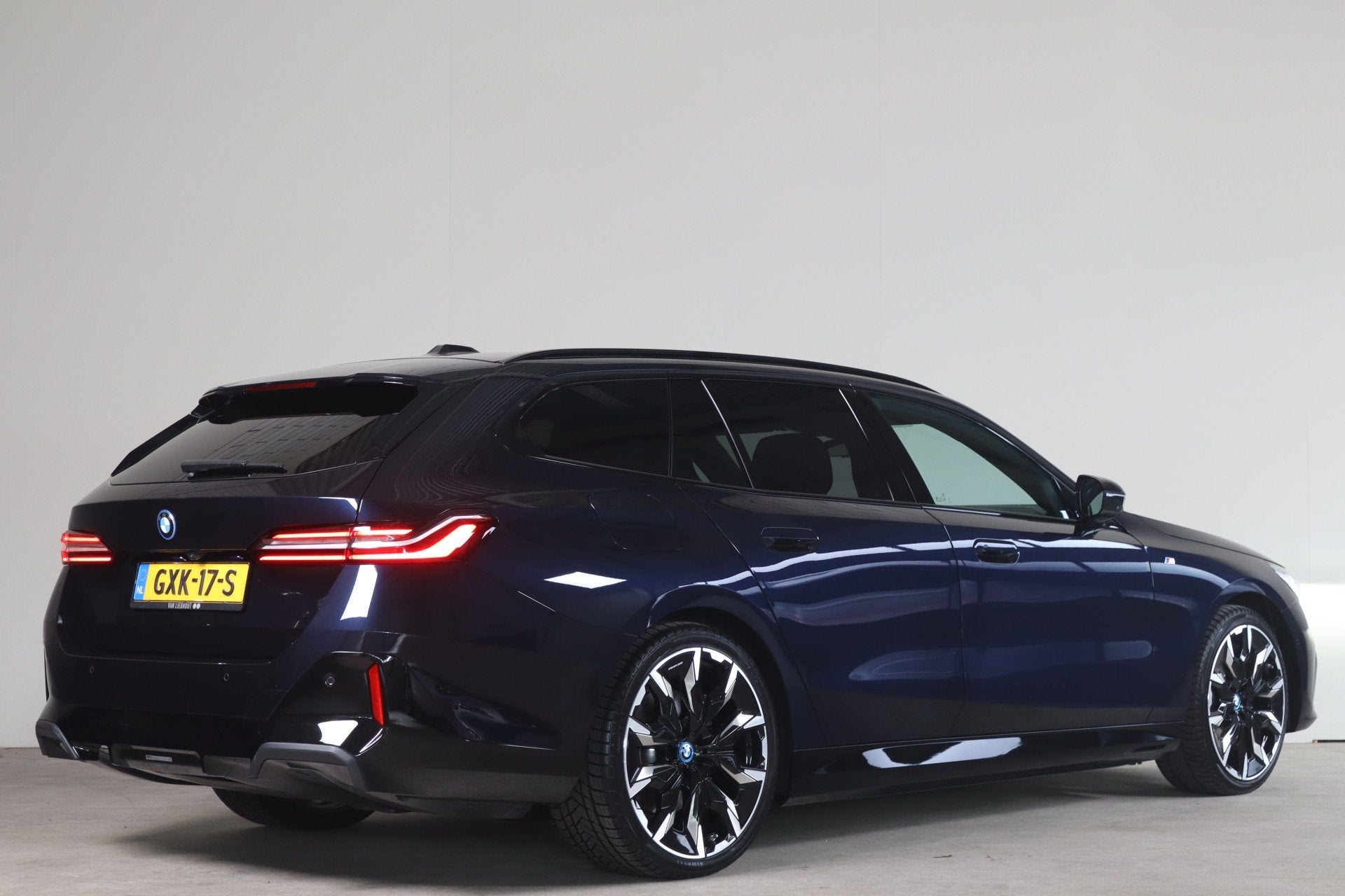 BMW i5 Touring eDrive40 M Sport Edition 84 kWh - NL Auto! St, Auto's, Achterwielaandrijving, Gebruikt, Leder en Stof, 83 kWh