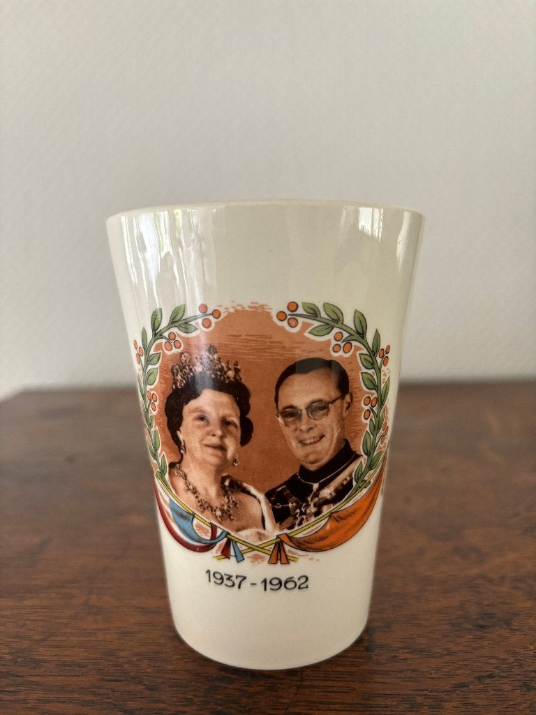 Vintage herinneringsbeker 25 jaar Juliana + Bernhard. Sphinx, Ophalen of Verzenden, Zo goed als nieuw, Servies