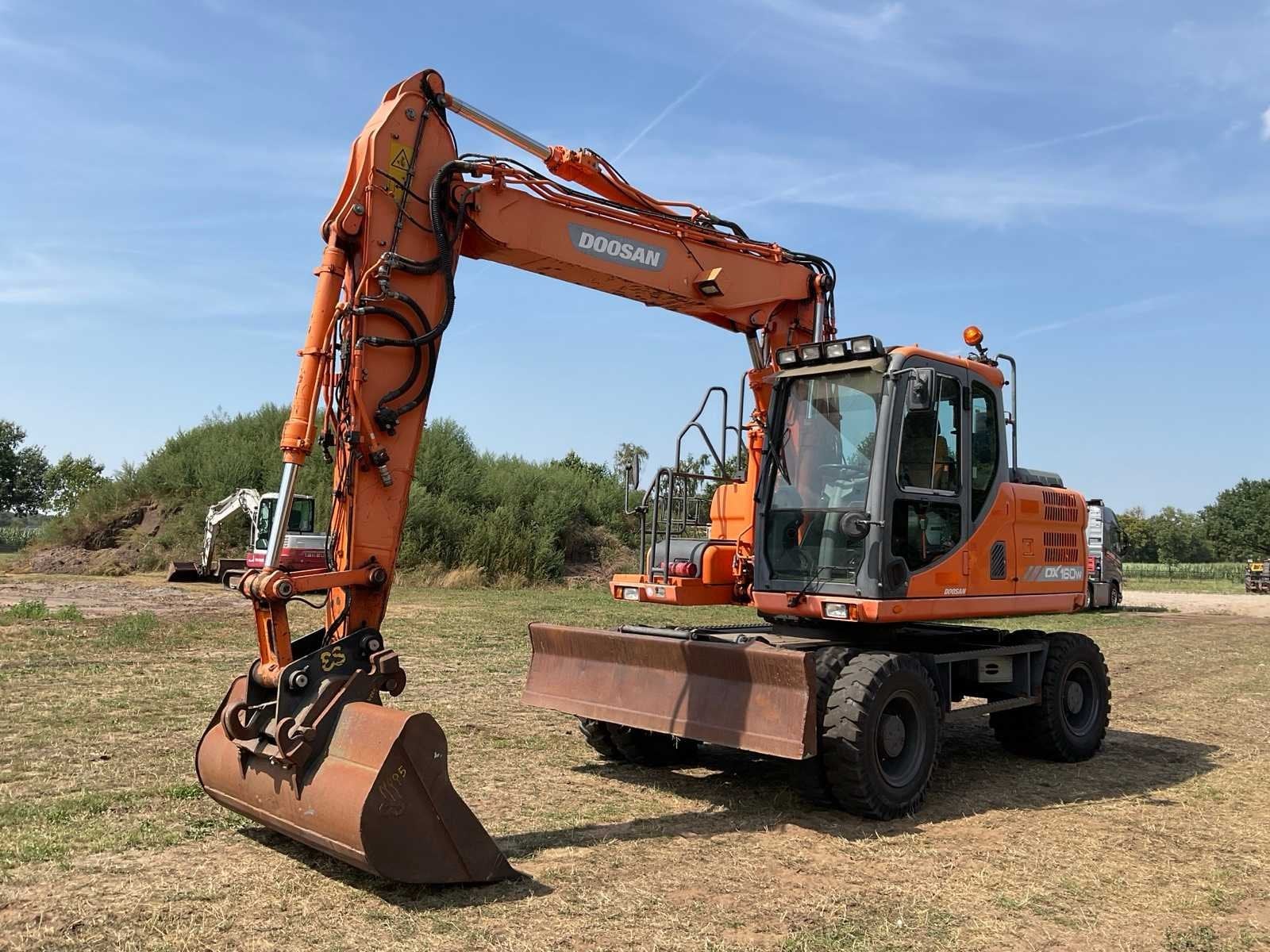 2015 Doosan DX160W-3 Banden graafmachine, Zakelijke goederen, Machines en Bouw | Kranen en Graafmachines, Graafmachine