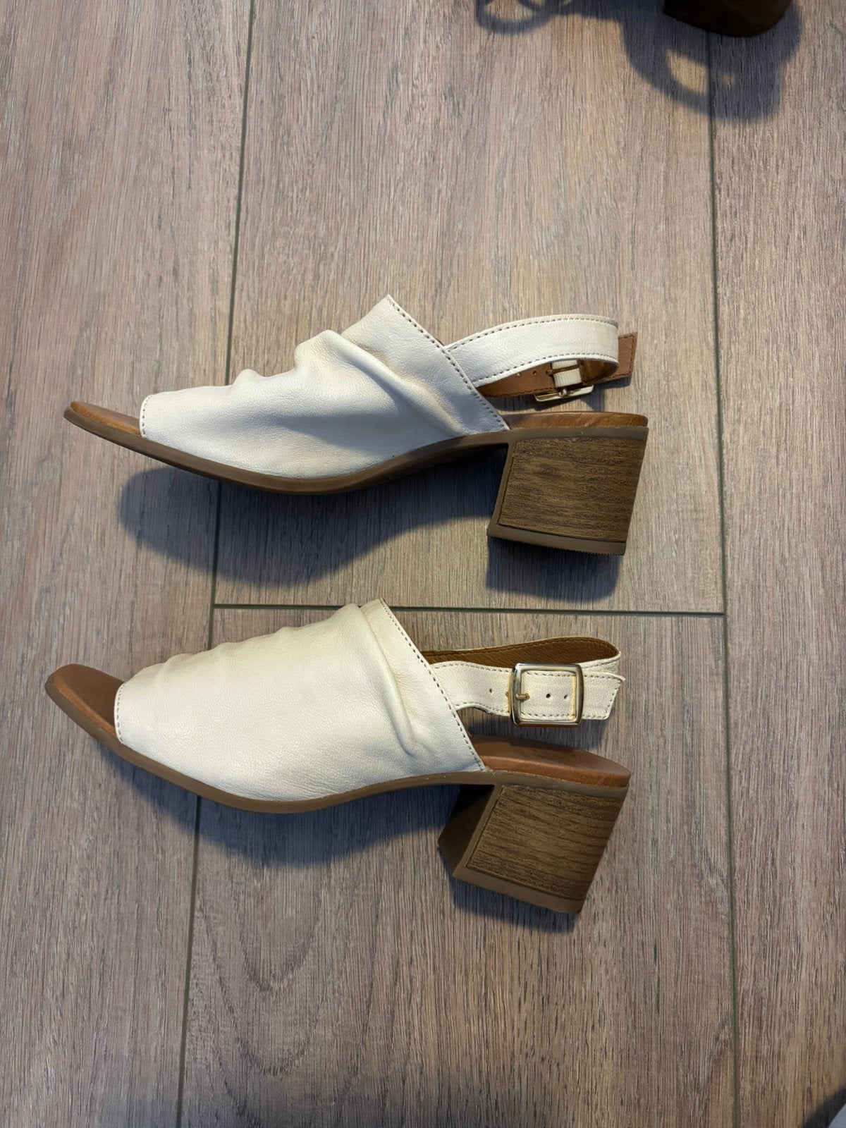 Echt leren dames sandalen, maat 39 off white van kleur, Overige kleuren, Zo goed als nieuw, Sandalen of Muiltjes, Ophalen of Verzenden