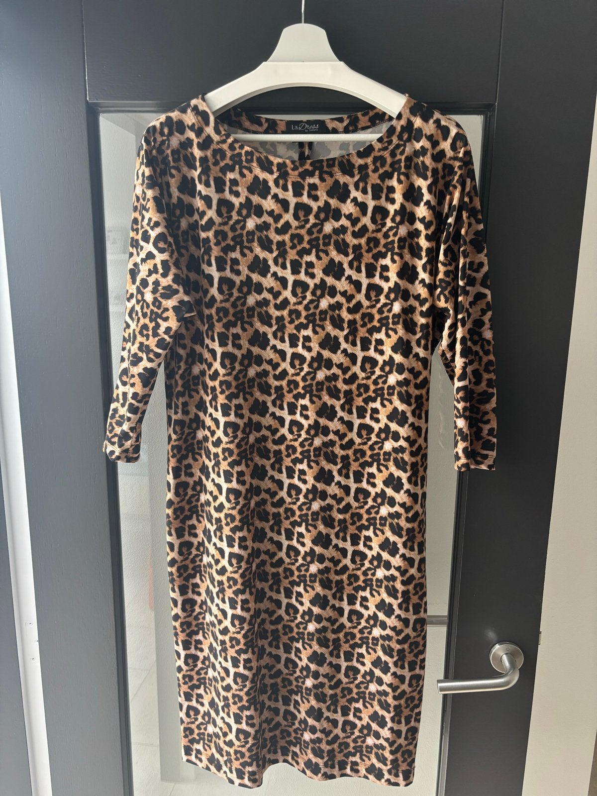 La Dress by Simone panterprint jurk maat M, Maat 38/40 (M), Bruin, Ophalen of Verzenden, Zo goed als nieuw