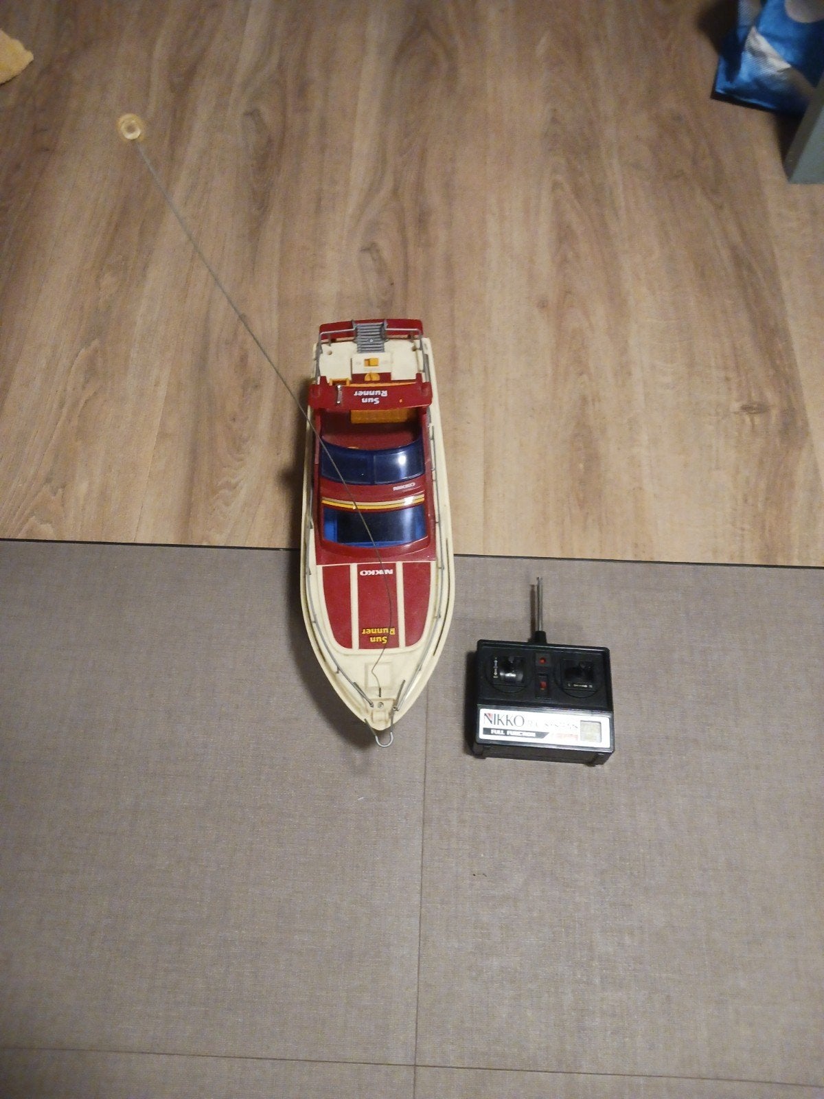 Nikko Sun Runner RC boot met afstandsbediening, Hobby en Vrije tijd, Ophalen, Gebruikt, 1:32 tot 1:50, Overige merken