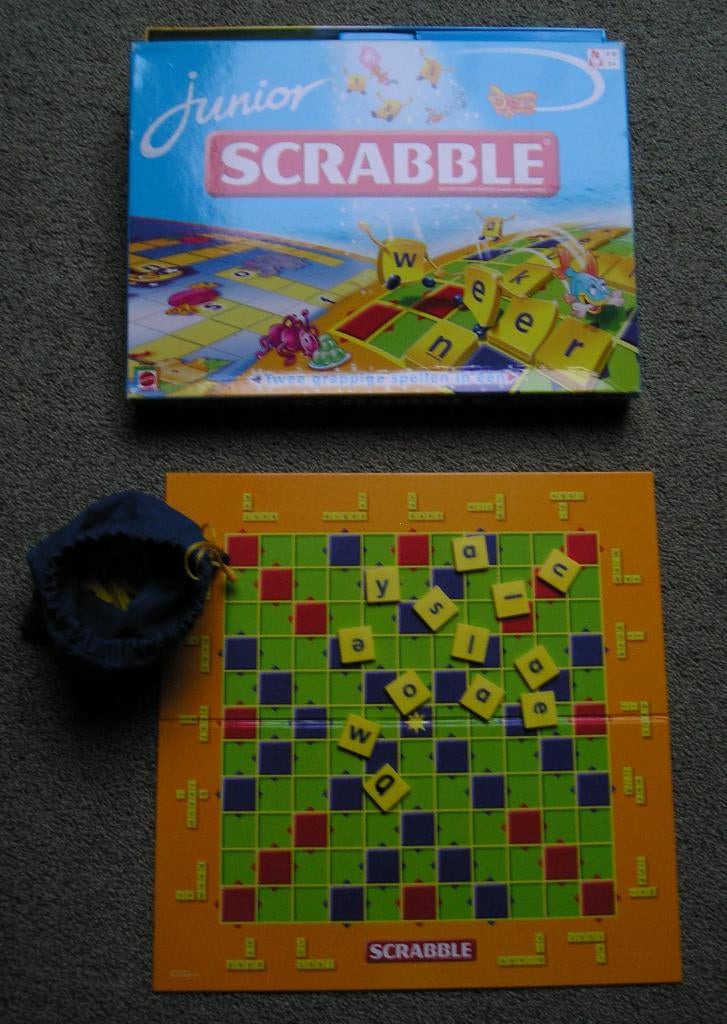 Scrabble Junior. Heeft een dubbelzijdig bord., Drie of vier spelers, Ophalen of Verzenden, Zo goed als nieuw, Mattel