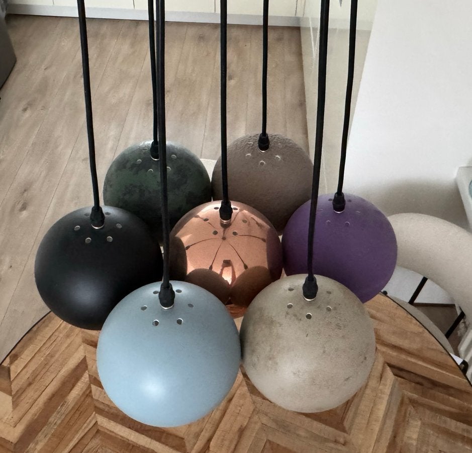 Moderne hanglamp met 7 gekleurde bollen, diverse materialen, Ophalen of Verzenden, Gebruikt, Metaal, E27 (groot)