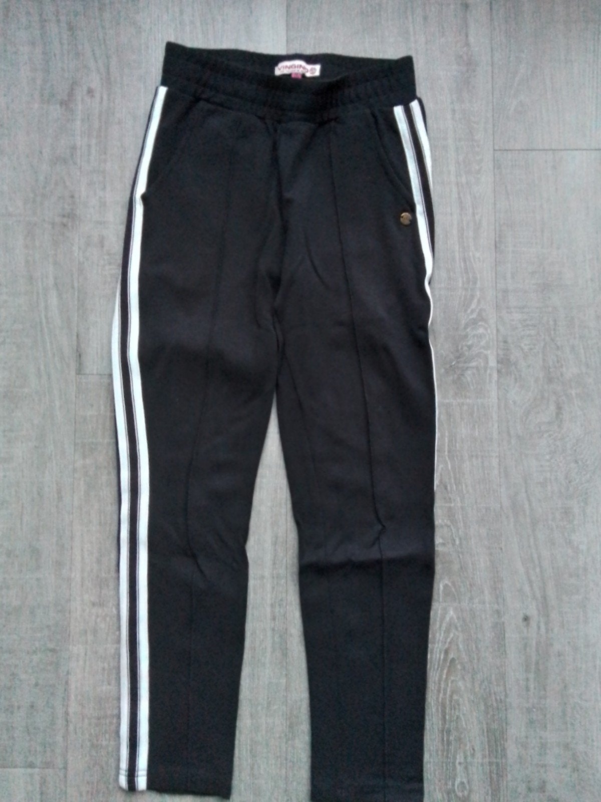 Zwarte vingino meisjes jogg broek 140
Is als nettere broek t, Ophalen of Verzenden