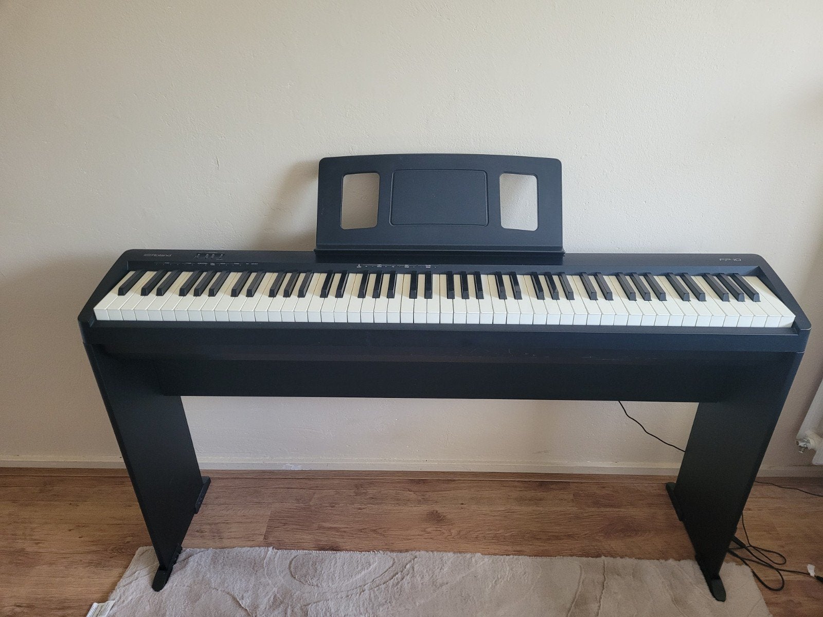 Piano- Roland FP10 met stevig standaard en pedaal, Ophalen, Gebruikt, Zwart, Digitaal