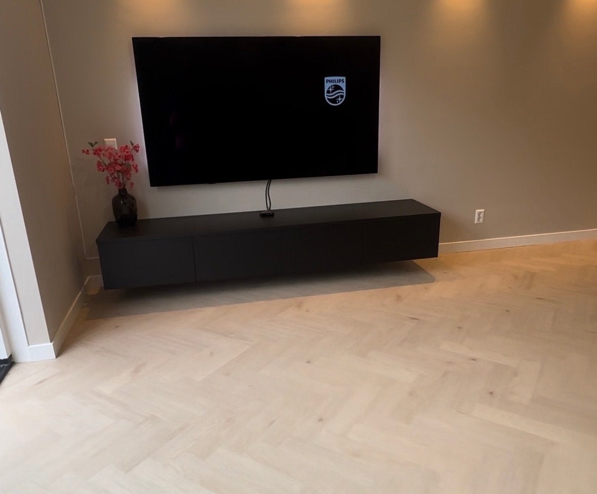 Modern zwevend tv-meubel van 240 cm, eiken fineer zwart, Ophalen, Eikenhout, Zo goed als nieuw, 200 cm of meer