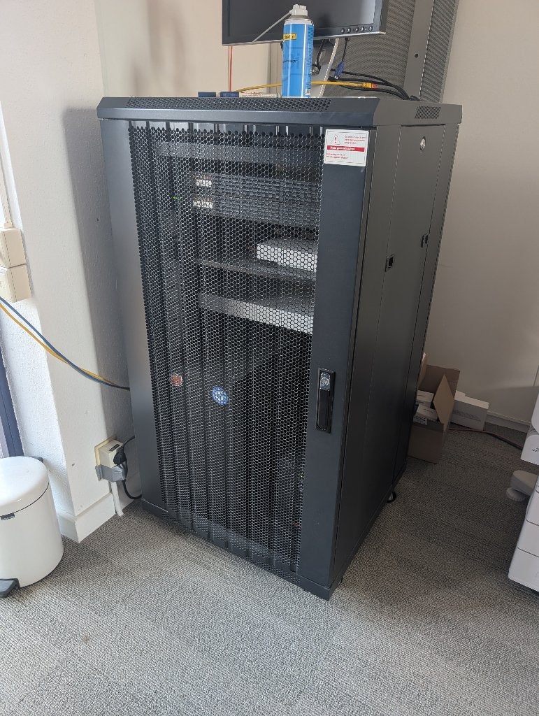 22U patchkast / rack met slot (beschikbaar vanaf 16 oktober), Computers en Software, Ophalen, Gebruikt, Geperforeerd, Geperforeerd