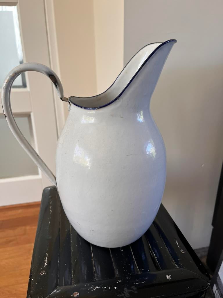 Witte ronde emaille kan met blauw randje, st Servais., Antiek en Kunst, Antiek | Emaille, Ophalen of Verzenden