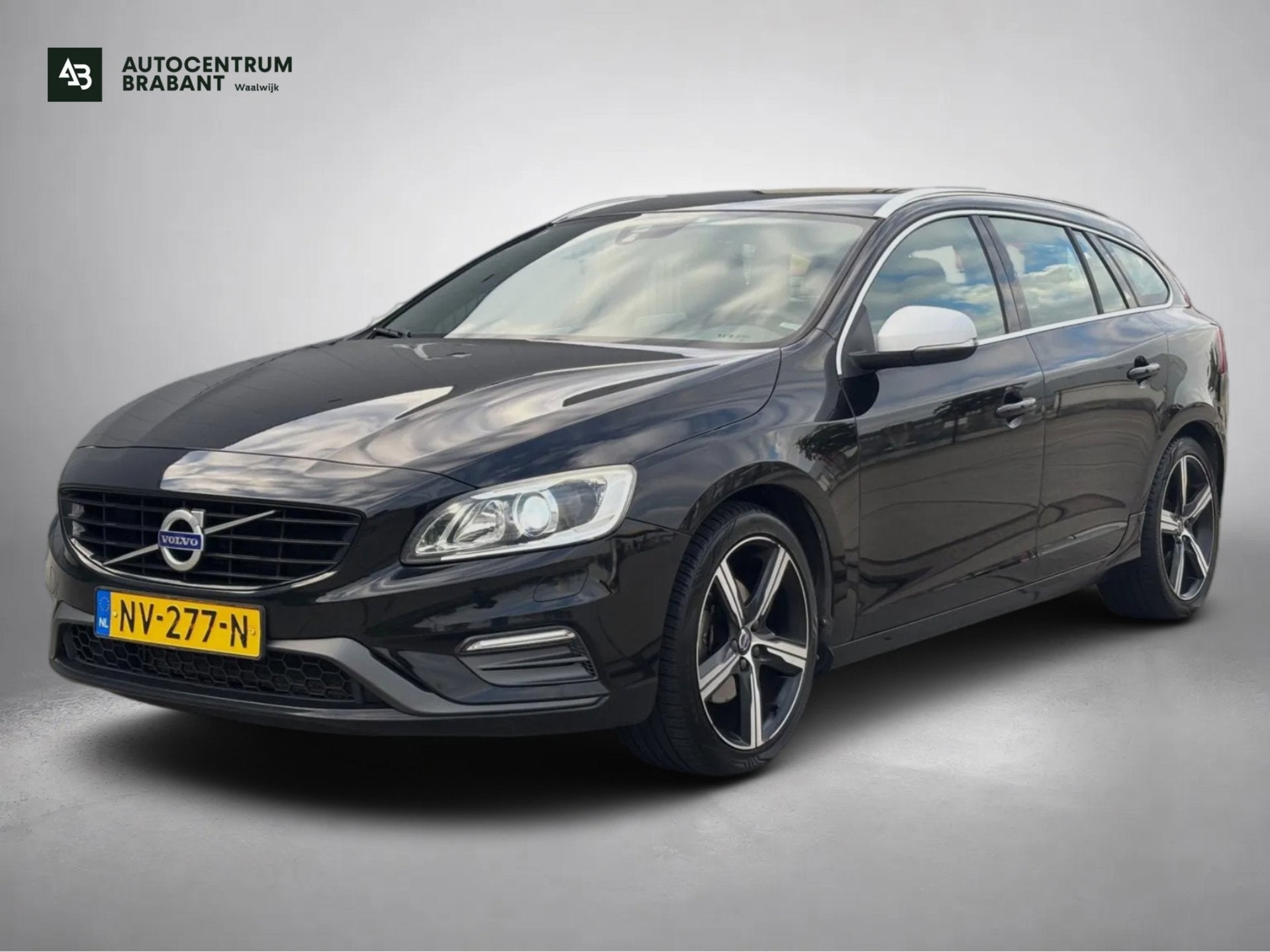 Volvo V60 1.5 T3 Nordic+ R-Design (NL-auto, Goed OndH, Navi,, Auto's, 4 cilinders, Zwart, 152 pk, Onderhoudsboekje