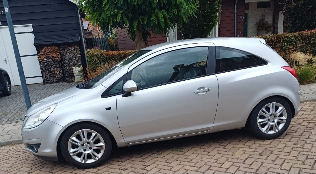 Opel Corsa 1.4 16V 3D 2010 Grijs cosmo uitvoering + bi xenon, Voorwielaandrijving, 40 €/maand, 4 cilinders, Origineel Nederlands