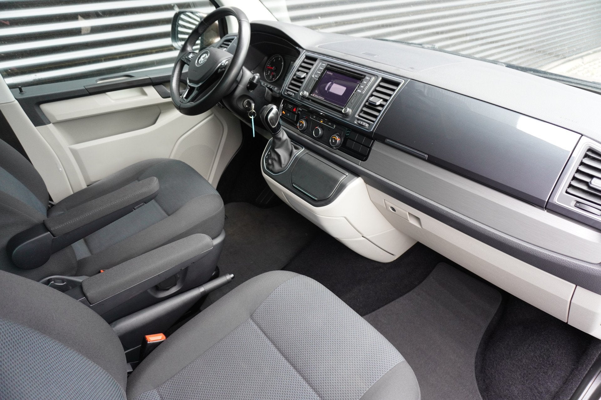 Volkswagen Transporter 204pk Euro6 Automaat L2H1 2x Schuifde, Auto's, Gebruikt, Euro 6, 4 cilinders, Bruin