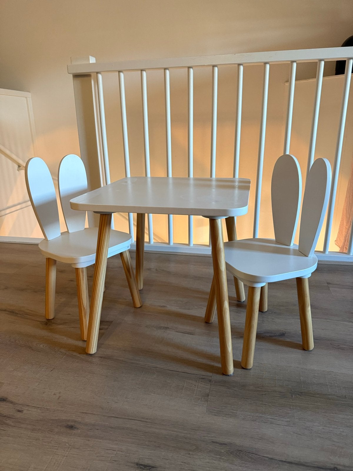 Petite Amélie konijnen kinderstoeltjes en tafel in kleur wit, Ophalen, Gebruikt, Tafel(s) en Stoel(en)