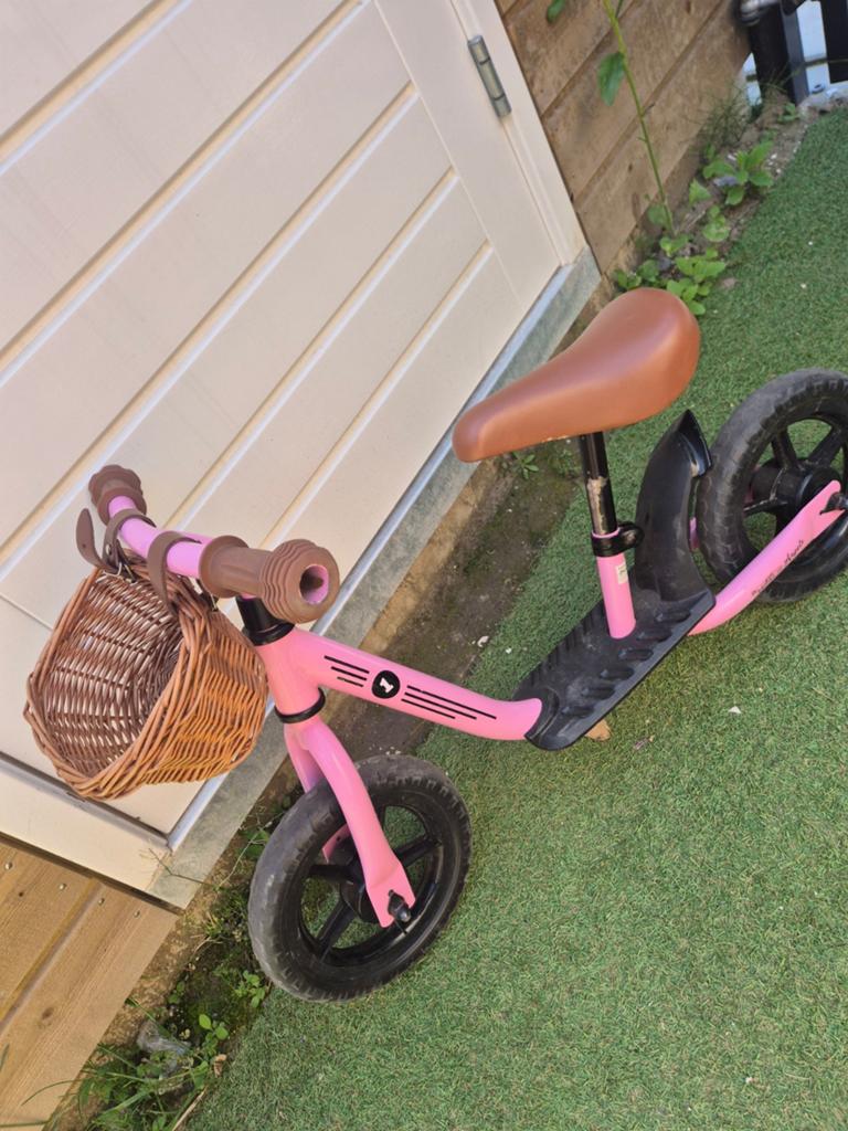 Roze meisjes loopfiets 2-3 jaar met mandje, Ophalen of Verzenden