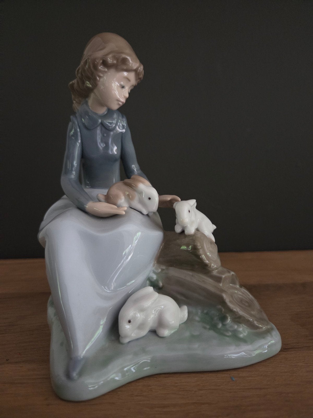 NAO Lladro beeldje 'girl with rabbits' 1987-1990s, Ophalen of Verzenden, Zo goed als nieuw