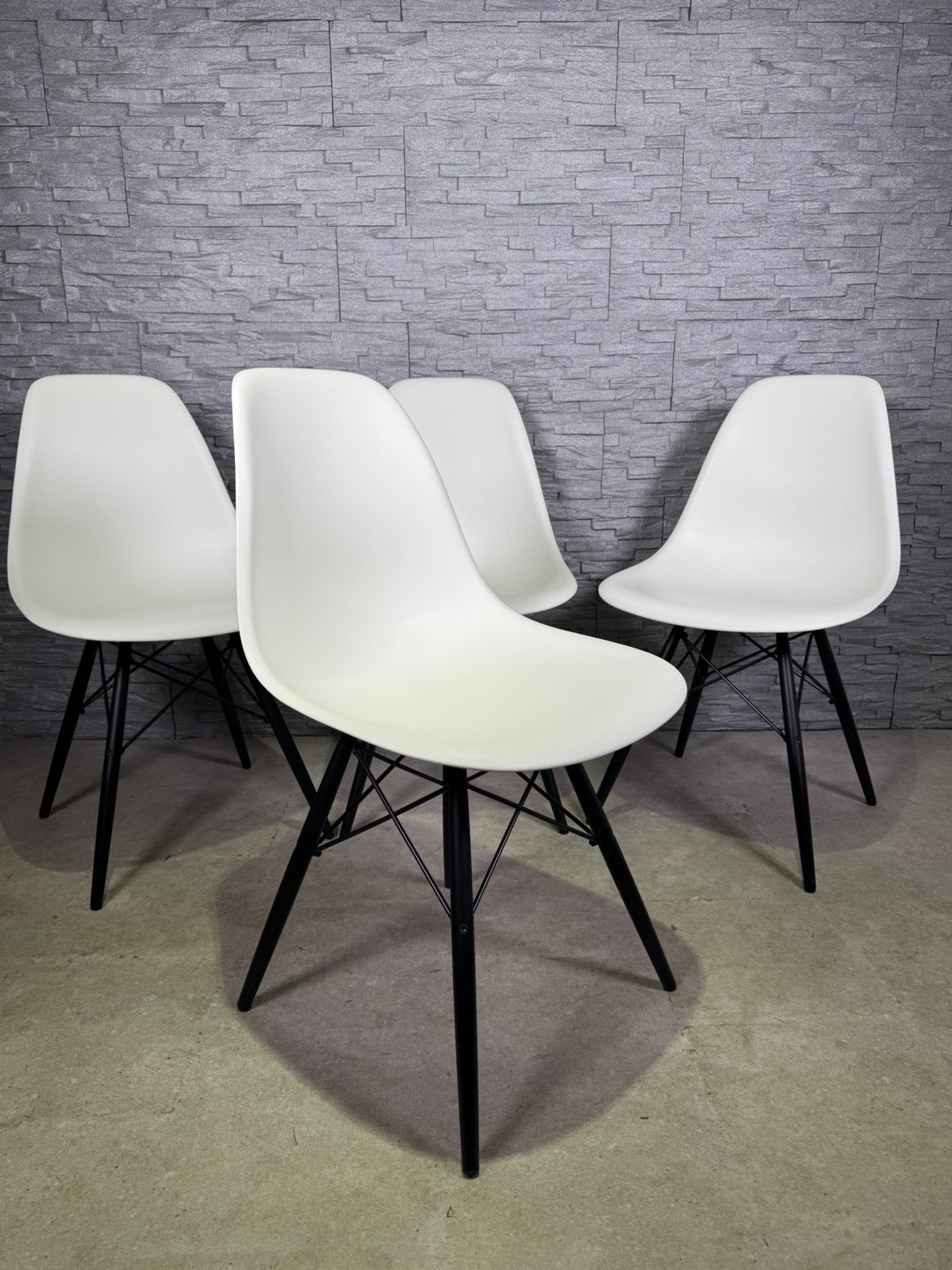 4 X Vitra DSW Wit met Zwart Onderstel Nieuwe Hoogte, Wit, Ophalen of Verzenden, Zo goed als nieuw, Vier