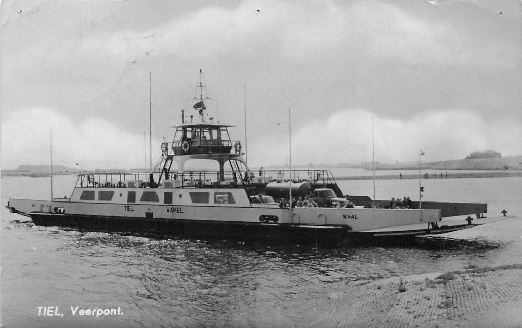 Tiel - Veerpont met auto's (gel. 1960), Ophalen of Verzenden, 1940 tot 1960, Gelopen, Gelderland