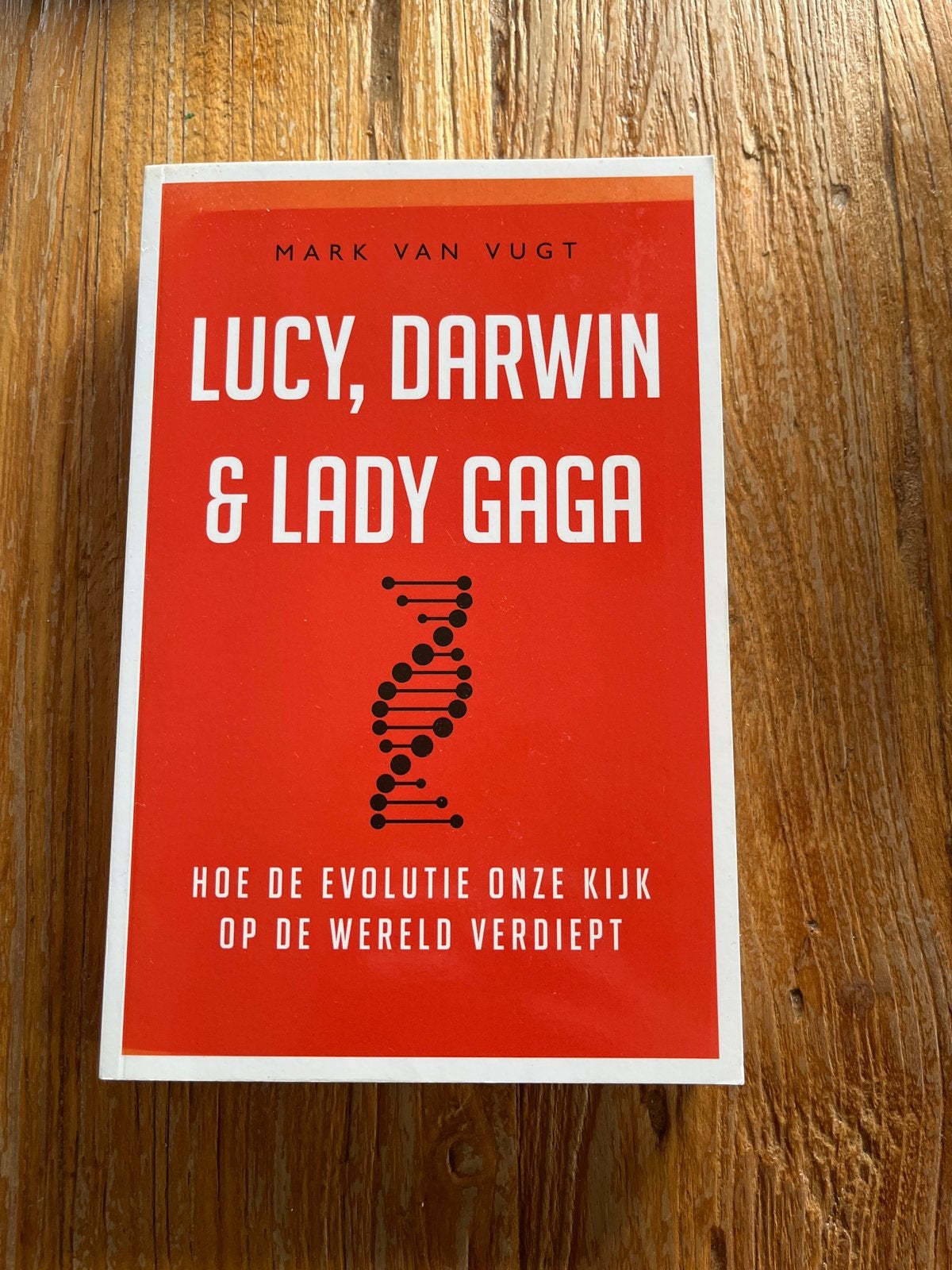 Lucy, Darwin & Lady Gaga - Mark van Vugt, Ophalen of Verzenden, Zo goed als nieuw, Nederland