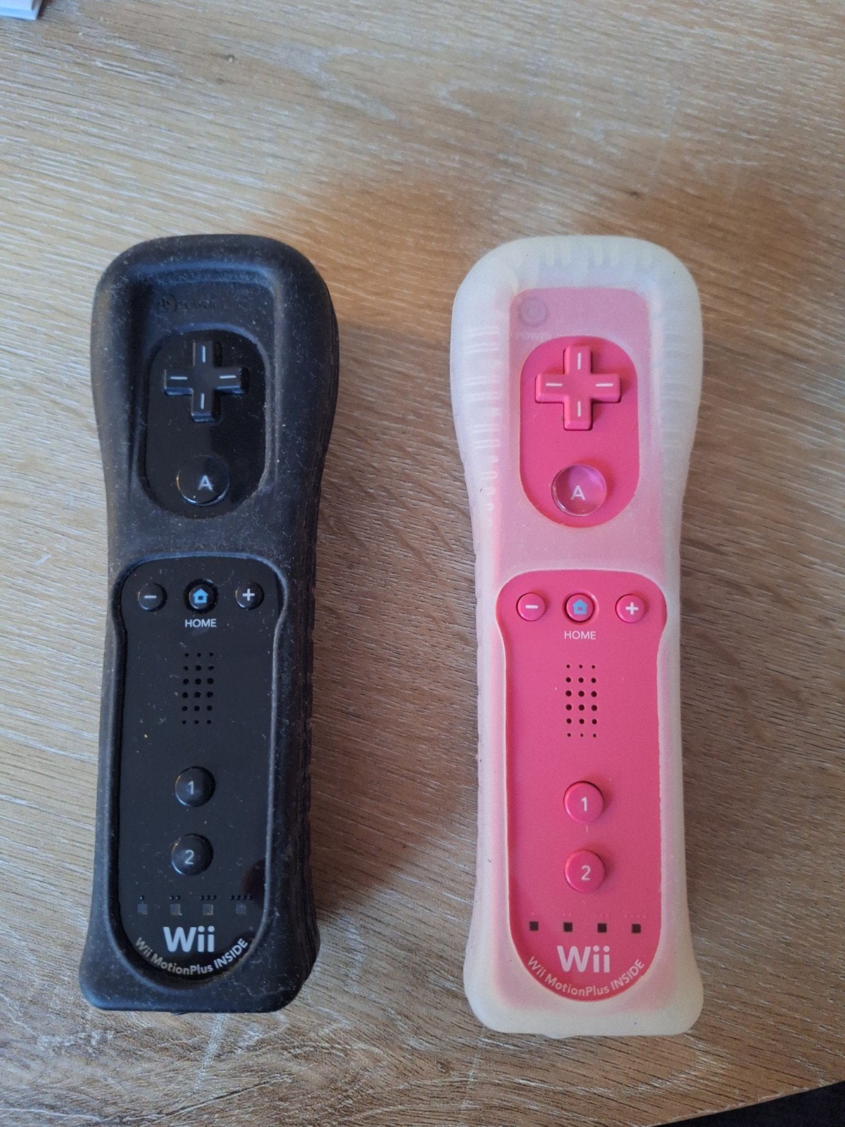 Wii MotionPlus Controllers (Zwart & Roze), Nintendo, Overige genres, Zo goed als nieuw, Nintendo of Europe GmbH, Herriotstrasse 4, 60528 Frankfurt am Main, Germany