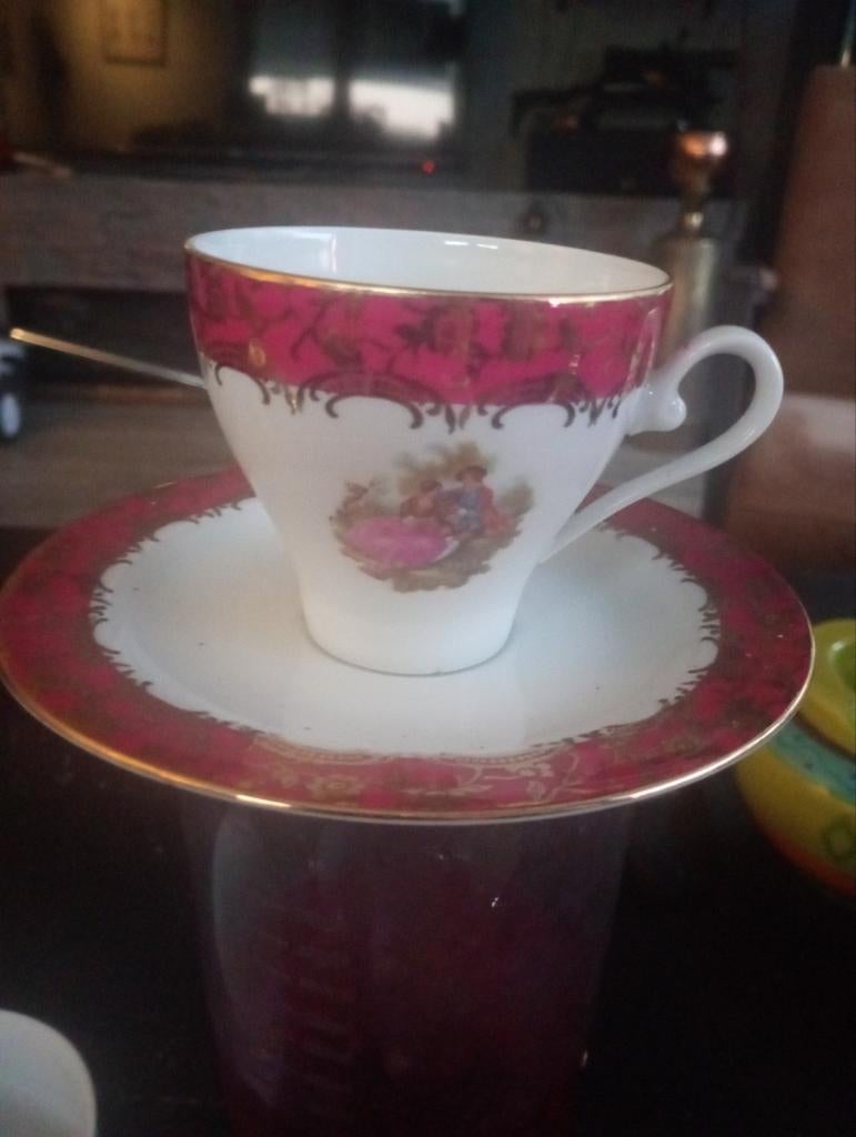 Antiek theekopje met schotel - Rood en goud decor, Antiek en Kunst, Ophalen of Verzenden