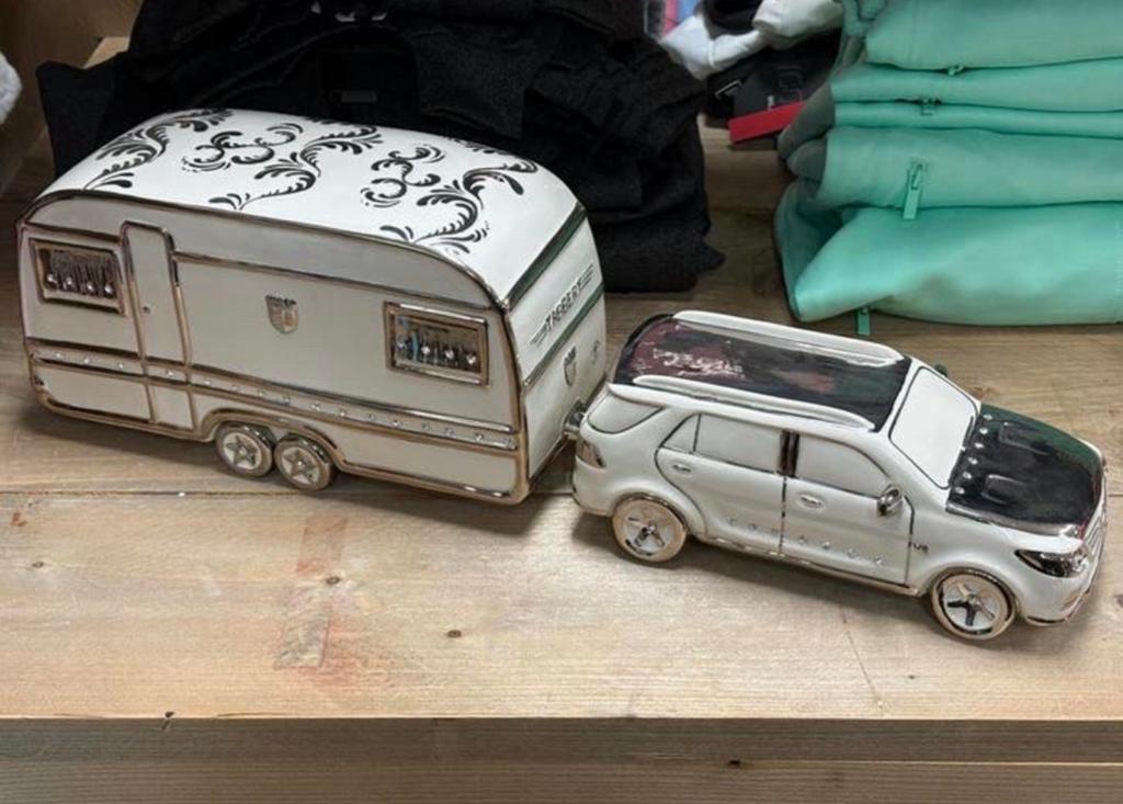 Capodimonte Mercedes ML met Tabbert caravan - Nieuw, Verzamelen, Ophalen of Verzenden, Nieuw, Porselein, Beeldje(s)
