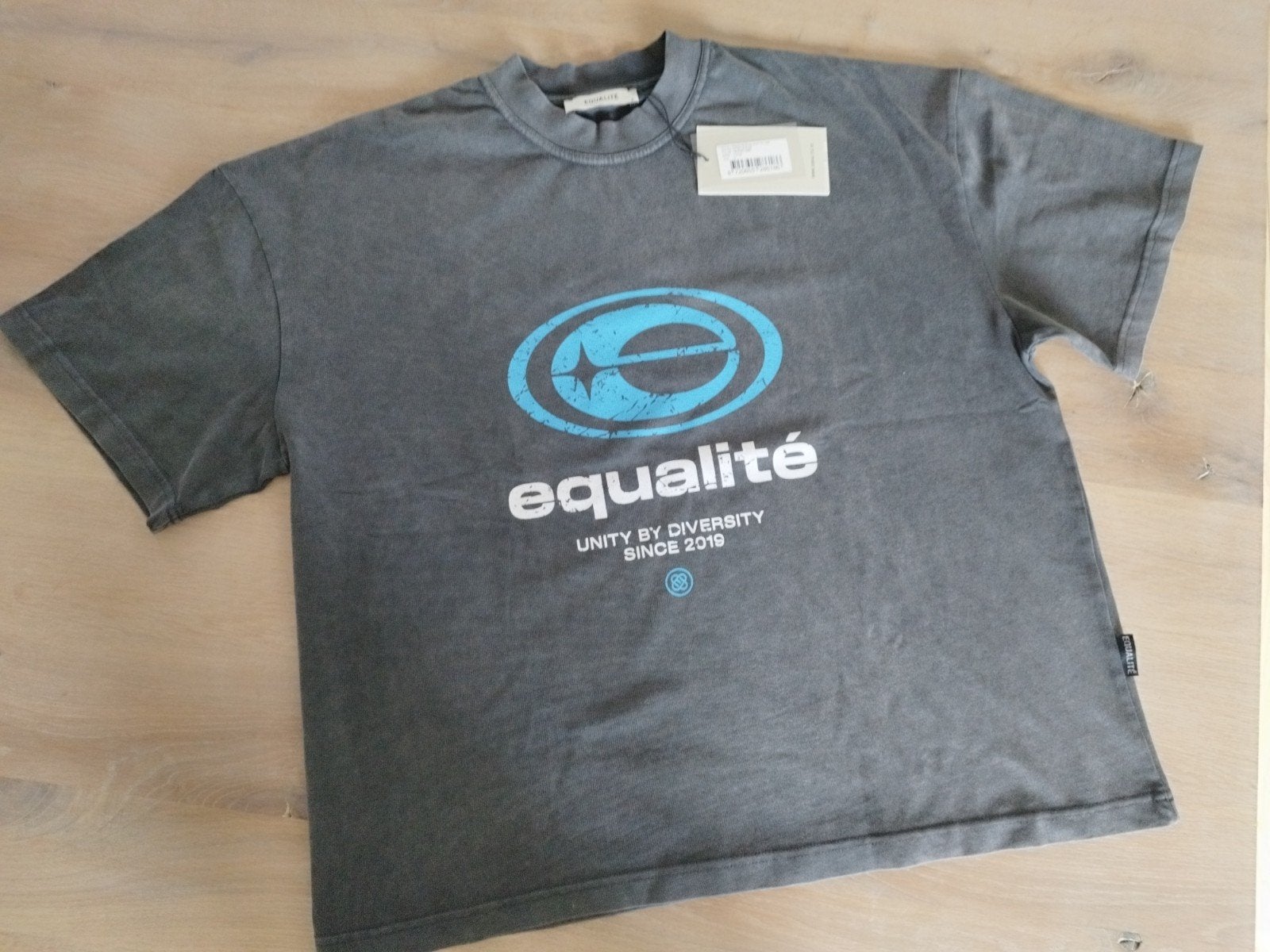 NIEUW EQUALITÉ unisex Elan Boxy Fit T-shirt - Grijs - Maat S, Overige maten, Ophalen of Verzenden, Grijs, Nieuw