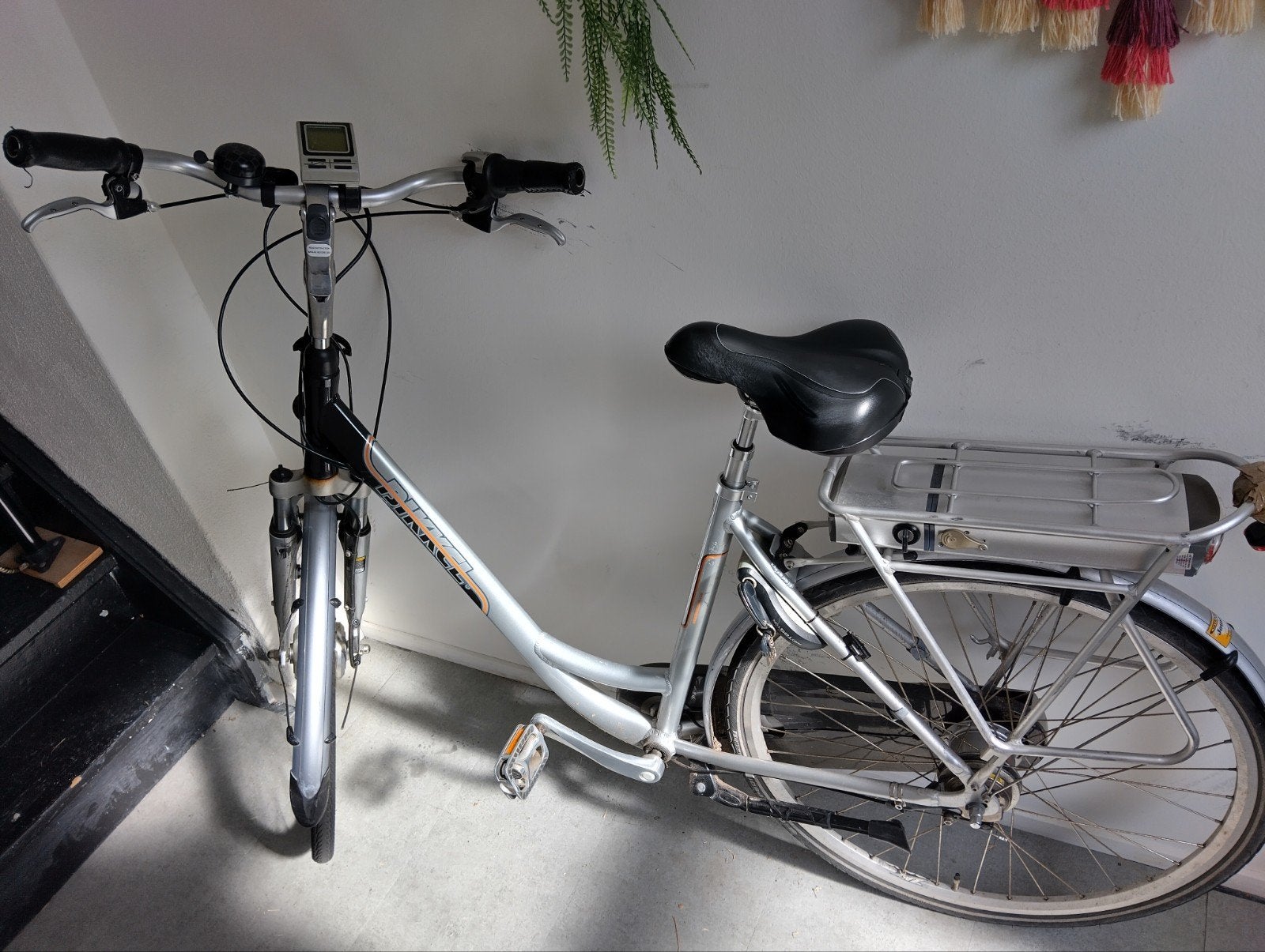 Elektrische damesfiets, Fietsen en Brommers, Ophalen, Gebruikt, 30 tot 50 km per accu, Overige merken