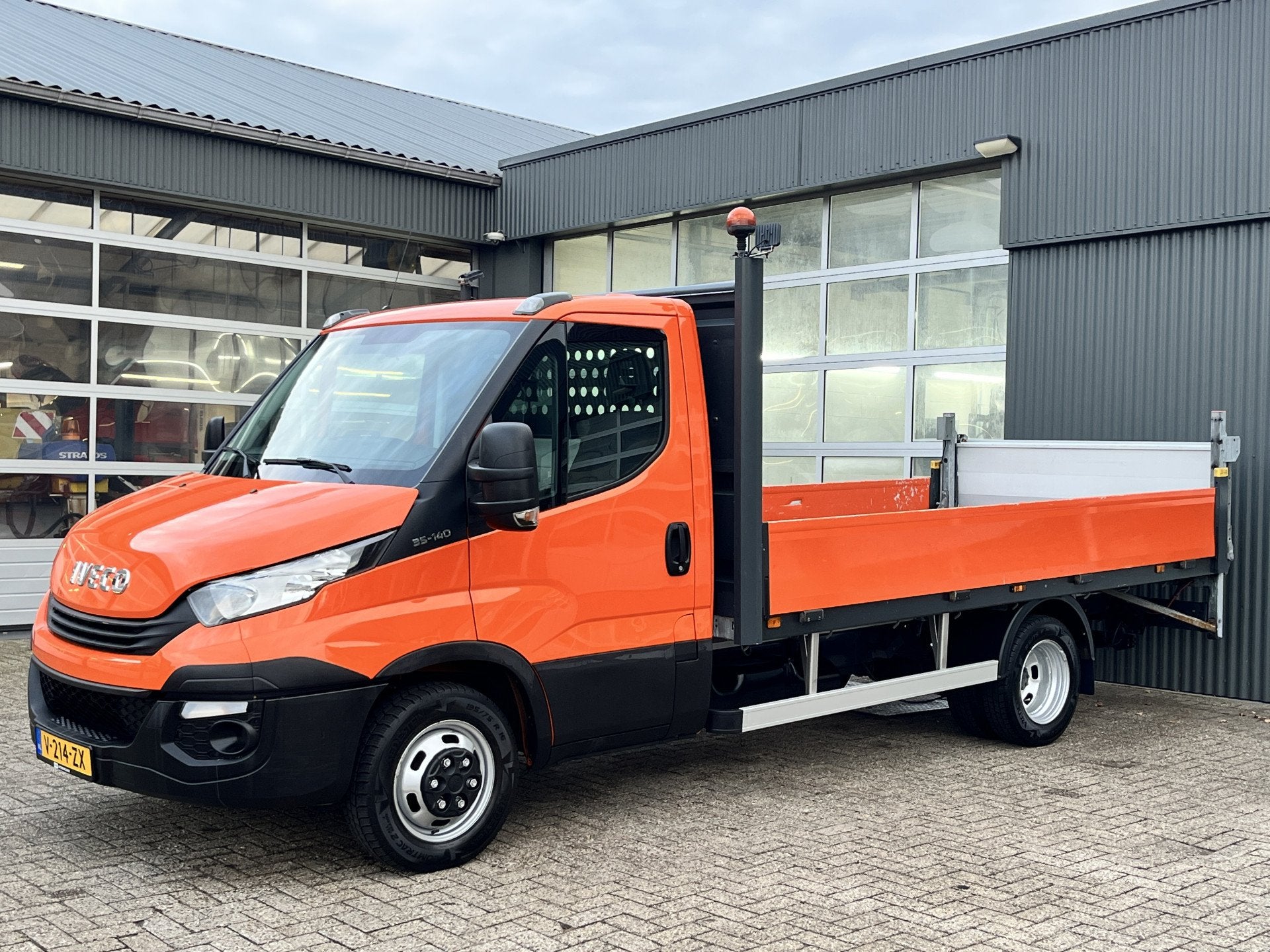 Iveco Daily 35C14 2.3 375 Laadklep 500kg Trekhaak 3500kg tre, Auto's, Gebruikt, Iveco, 2535 kg, Origineel Nederlands