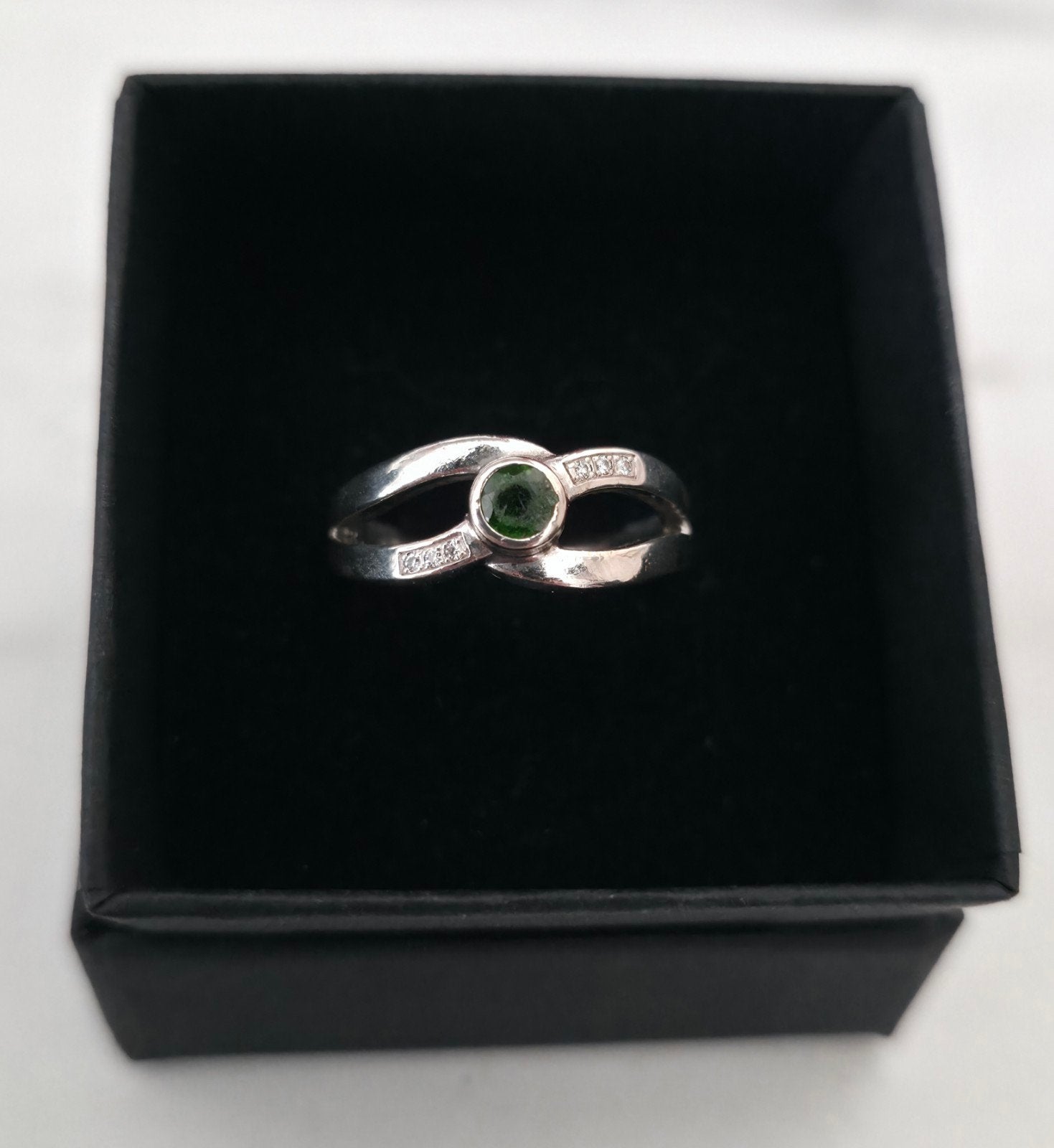 Zilveren ring met groene chroomdiopsiet en moissaniet, Met edelsteen, Ophalen of Verzenden, Zo goed als nieuw, 17 tot 18
