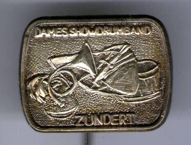 Dames Drumband Zundert zilverkleurig muziek speldje( N_077), Verzenden, Zo goed als nieuw, Merk, Speldje of Pin