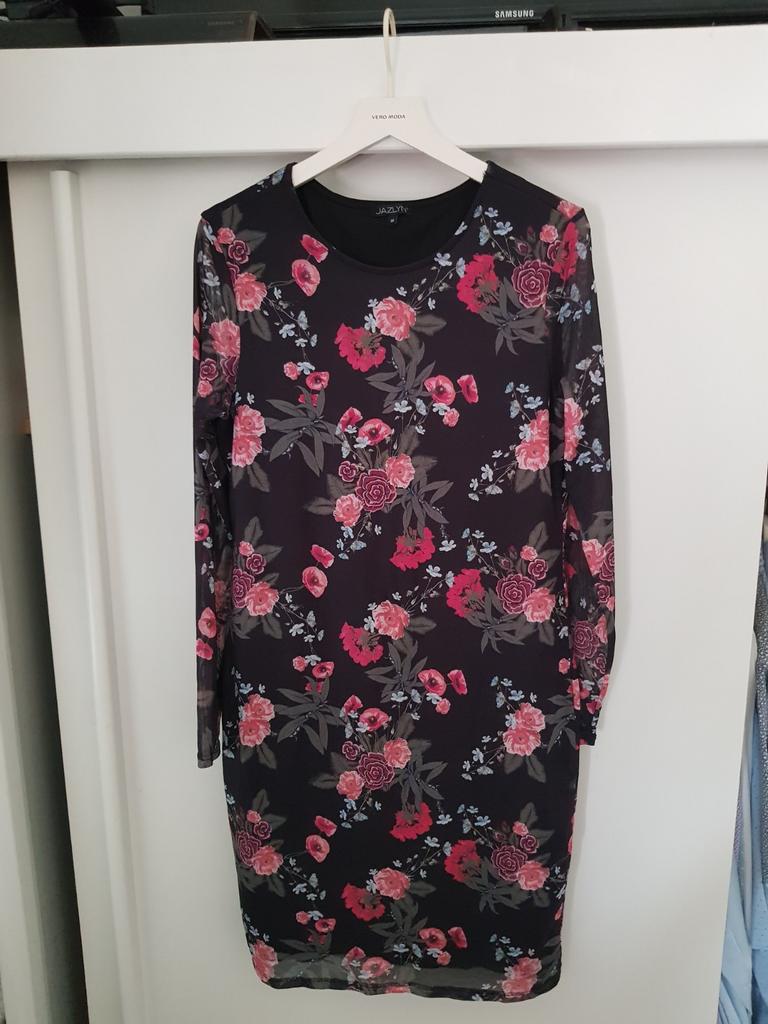 jazlyn  mooie bloemen  motief jurk mt m, Verzenden, Nieuw, Onder de knie