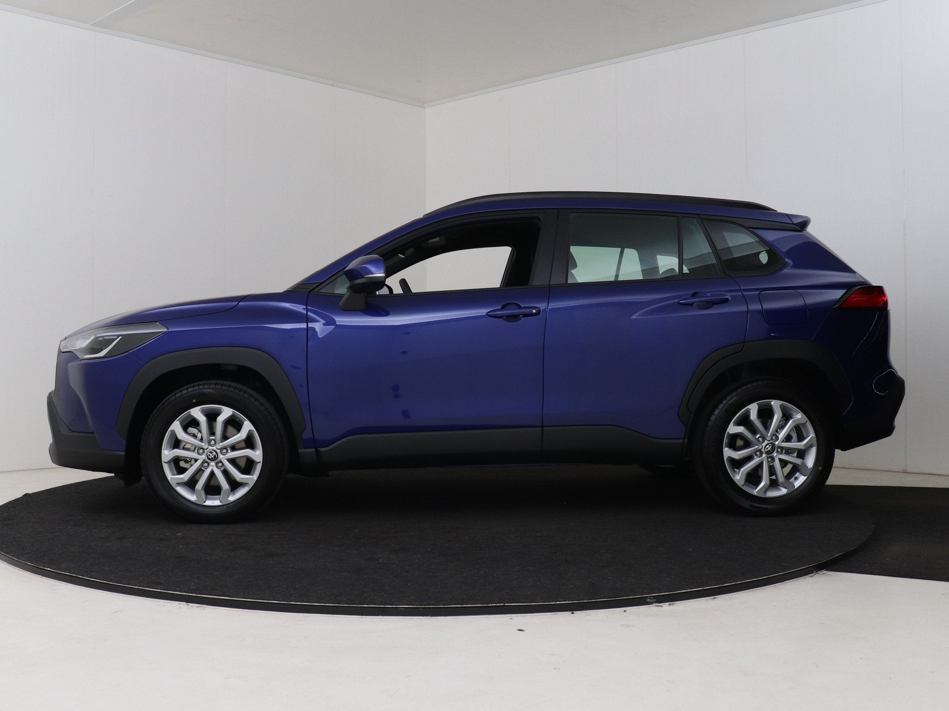 Toyota Corolla Cross Hybrid 140 Active (bj 2025, automaat), Auto's, 12 maanden, Stof, Blauw, Stoelverwarming