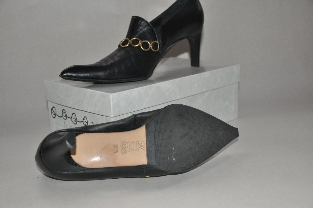 Zwarte lederen pumps met vergulde band - maat 37,5, Kleding | Dames, Pumps, Zwart, Ophalen of Verzenden, Zo goed als nieuw