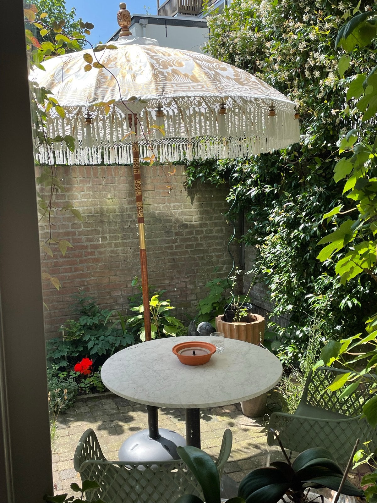 Prachtige Balinese parasol met kwastjes en houtsnijwerk, Ophalen, Zo goed als nieuw, 2 tot 3 meter, Stokparasol