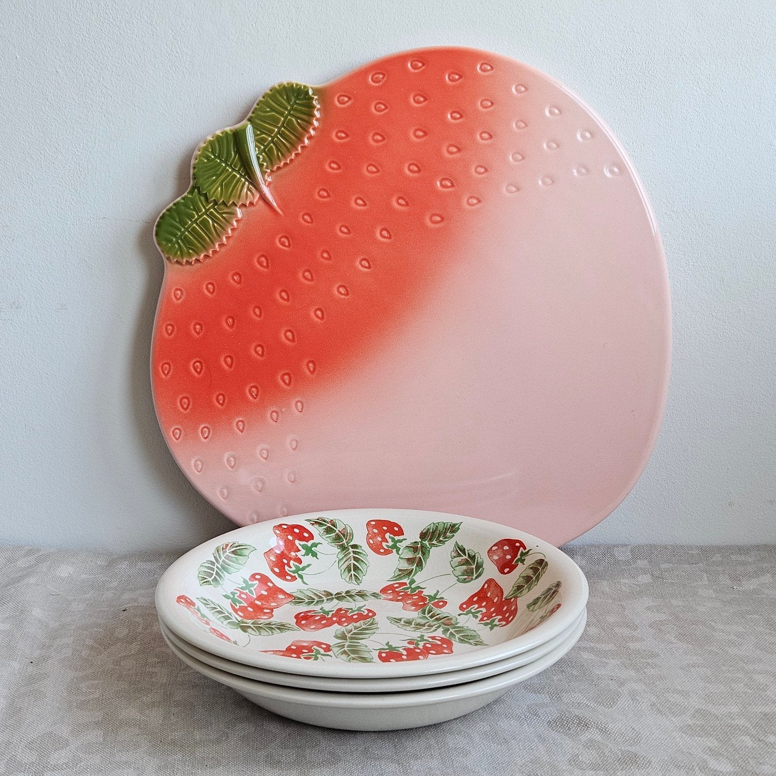 Aardbeien servies taartschaal & 3 diepe borden, Ophalen, Overige stijlen, Bord(en)