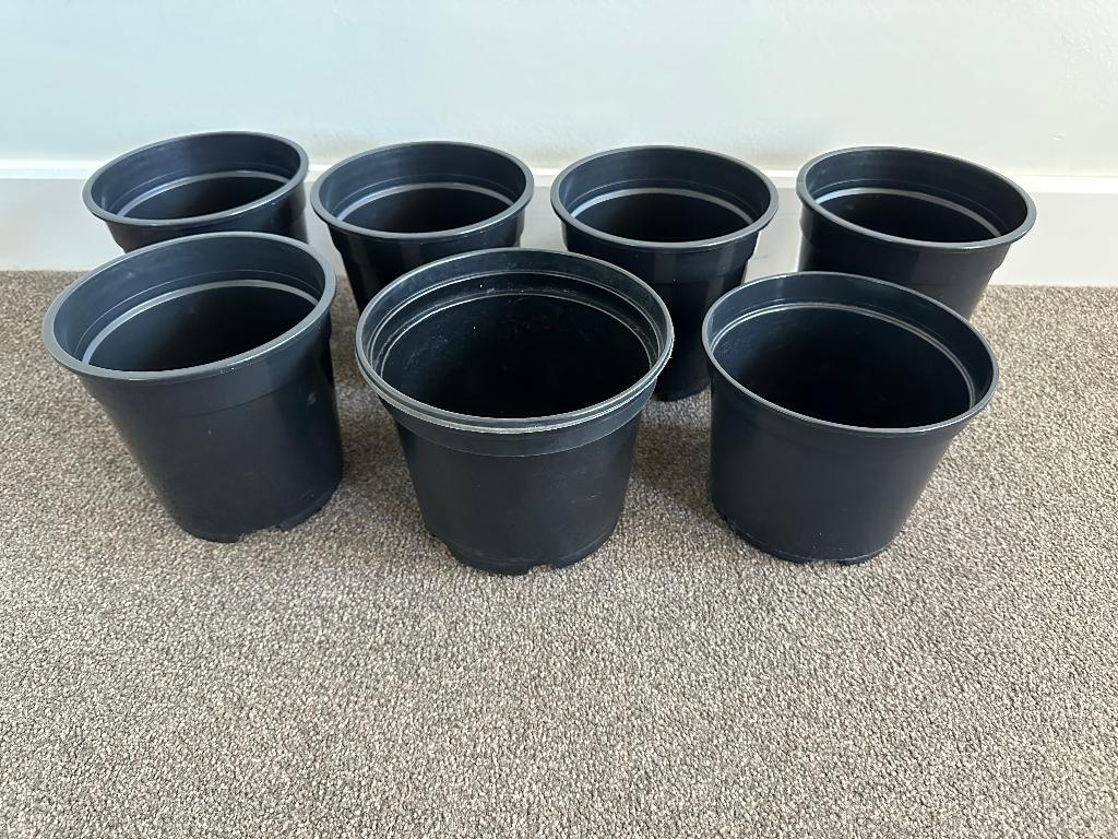 GLOEDNIEUW !! 8 Zwarte Bloempotten., Kunststof, Rond, Nieuw, Ophalen of Verzenden